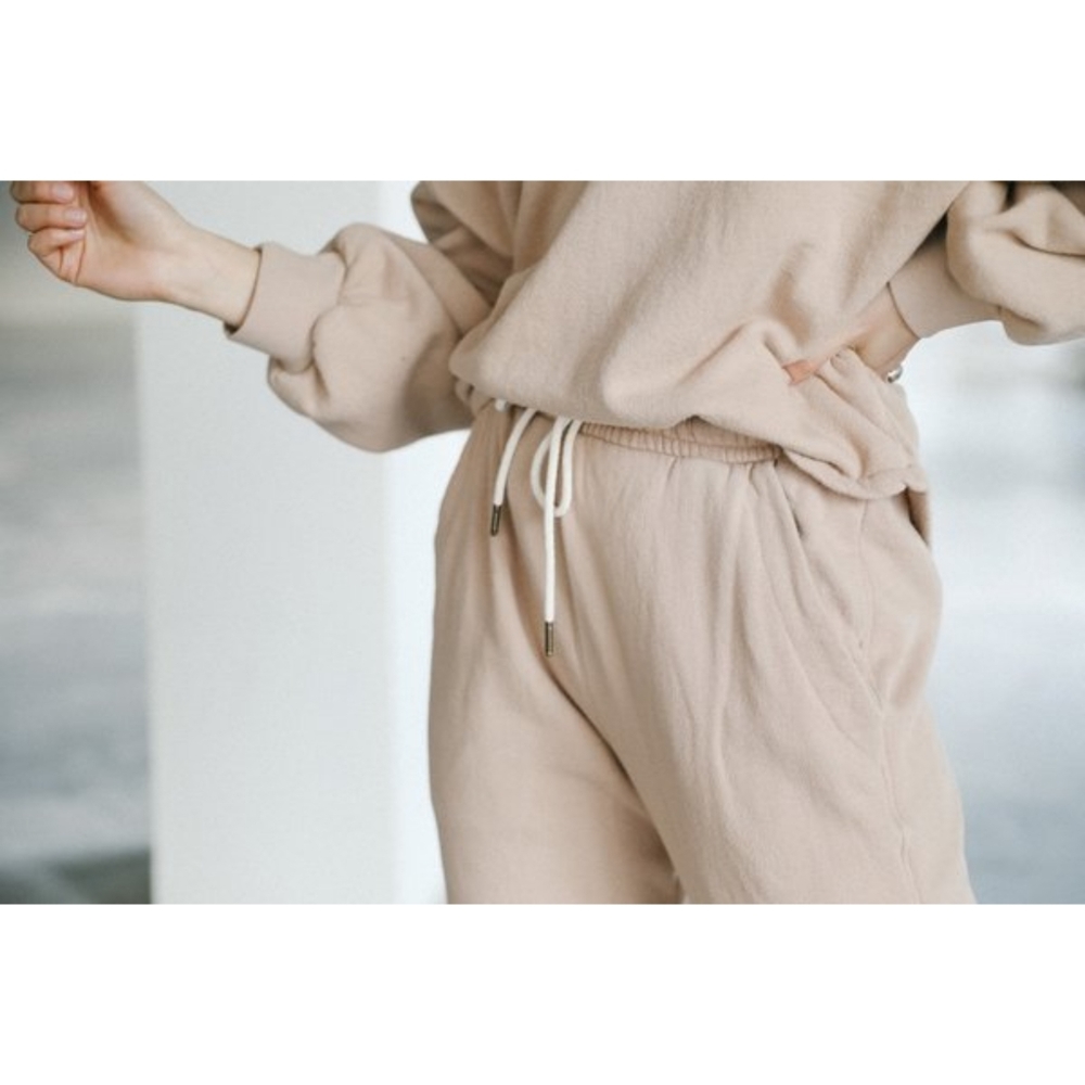 NEW Citizens of Humanity | Nia Wide-leg Sweatpant in Nougat - Picture 3 of 13